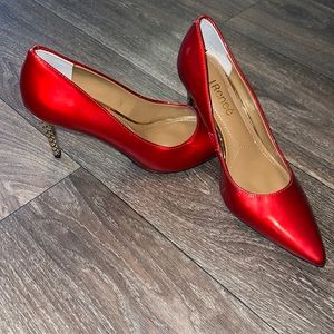 J.Reneè red patent heel, with a unique metal heel pattern.